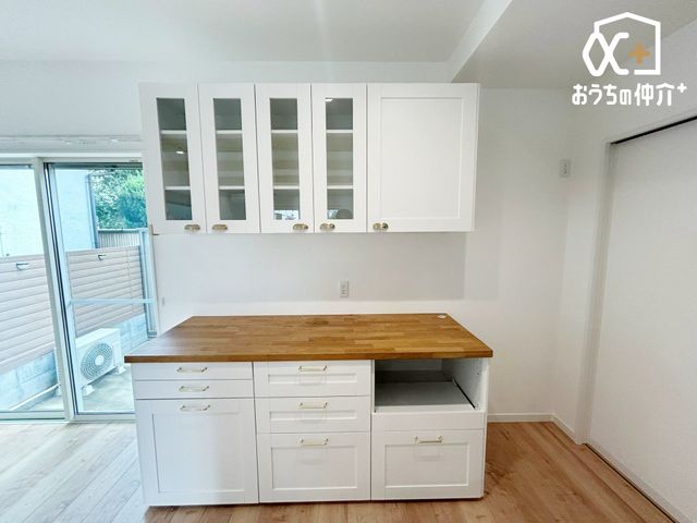 ���[ �L�b�`���ɂ���J�b�v�{�[�h�ł��B��������L�b�`�������A�H��Ȃǂ����[�ł��܂��B