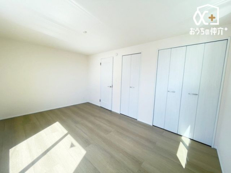 �Q�� 8.12���̐Q���́A�E�H�[�N�C���N���[�[�b�g�t���B�_�炩�Ȍ��ɕ�܂ꂽ�����̋�ԁB�x�b�h����[�Ƌ���������z�u�ł��A������Â��ɐS�n�悭�߂����܂��B