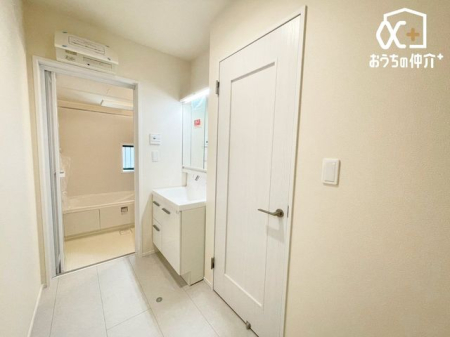 ���ʑ�E���ʏ� �������̂�����ʏ��́A�V���v���ł���Ȃ���@�\�I�ȃf�U�C���������B�L�߂̃X�y�[�X�Ǝ��[���[�����Ă���A�����̐g�x�x�₨����ꂪ�X���[�Y�ɍs���܂��B