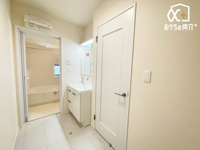 ���ʑ�E���ʏ� �������̂�����ʏ��́A�V���v���ł���Ȃ���@�\�I�ȃf�U�C���������B�L�߂̃X�y�[�X�Ǝ��[���[�����Ă���A�����̐g�x�x�₨����ꂪ�X���[�Y�ɍs���܂��B