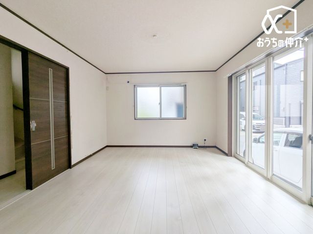���r���O �V�䂪�����A���R���������Ղ荷�����ތ��z�V��̃��r���O�B�L�X�Ƃ�����Ԃ͉Ƒ��Ƃ̉�b���e�݁A�S�n�悢�ЂƂƂ������o���܂��B