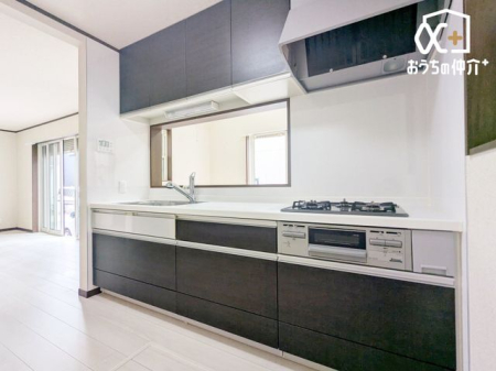 �L�b�`�� �������Ȃ��炲�Ƒ��̂��炪�����L�b�`���ł��B�����������q�l�̗l�q���킩��̂ŁA���S���Ă������Ɏ��g��ł��������܂��B�������΂ɂ��邩���b�����R�ƒe�݂܂��B