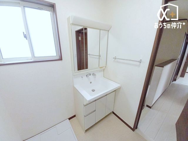 ���ʑ�E���ʏ� �������̂�����ʏ��́A�V���v���ł���Ȃ���@�\�I�ȃf�U�C���������B�L�߂̃X�y�[�X�Ǝ��[���[�����Ă���A�����̐g�x�x�₨����ꂪ�X���[�Y�ɍs���܂��B