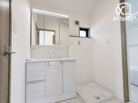 ���ʑ�E���ʏ� �������̂�����ʏ��́A�V���v���ł���Ȃ���@�\�I�ȃf�U�C���������B�L�߂̃X�y�[�X�Ǝ��[���[�����Ă���A�����̐g�x�x�₨����ꂪ�X���[�Y�ɍs���܂��B