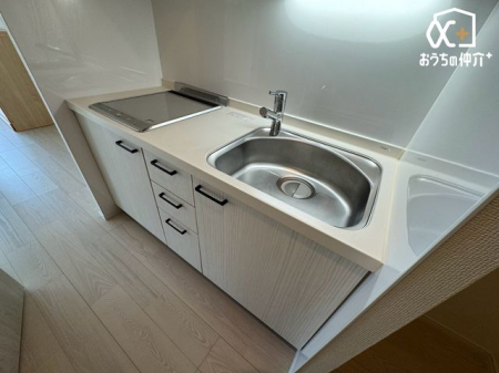�L�b�`�� �`Kitchen�`�����g���L�b�`�������炱���A�H���̏������y�������ԂɁA�Z�������ł��X���[�Y�ɖ��ʂȂ���Ƃł���A���������ȒP�ɂł���ȂǁA�������y��������L�b�`���X�y�[�X�Ɏd�グ�܂����B