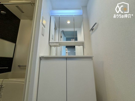 ���ʑ�E���ʏ� �`Wash room�`���̍Q�����������ԑтł��]�T�������Ďx�x�ł���L���p�E�_�[���[���B���������[���L�x�Ȃ̂Ō����ڂ��X�b�L���Ɛ������ڂł��܂��B