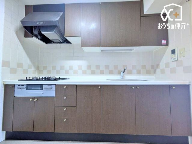 �L�b�`�� ��ƂɏW���ł���Ǖt���L�b�`���B�܂��A�ڂ̑O�ɕǂ����邱�Ƃɂ���ĉ���̔�юU��Ȃǂ��C�ɂ����ɍ�Ƃ��ł���Ƃ��������b�g������܂��B