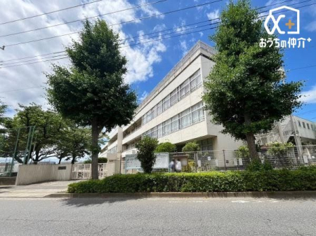 ���ӊ� ���v���Ďs���{�����w�Z �k��4���B���ڐ쉈���Ɉʒu���鏬�w�Z�ł��B ���R������������ł��B �s�݂�Ȃőn�� �y�����w�Z�A���邢�����t 260m