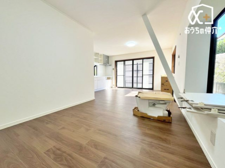 ���r���O �Ƒ��݂�Ȃ��u�₩�Ɍ��₩�ɉ߂�����悤�ɁA�D����������荞�񂾃��r���O�_�C�j���O�B�㎿�ȉ�����ɕ�܂��A���K�ŉ��₩�ȃv���C�x�[�g��Ԃł��B