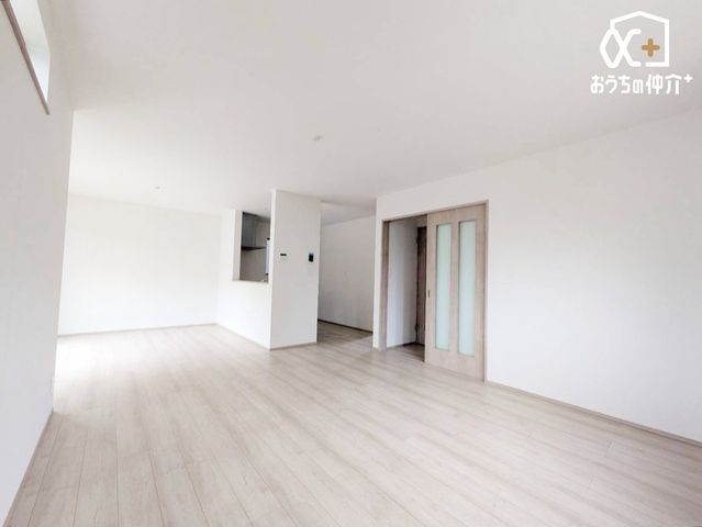 ���r���O �`Living�`�J���I�ōL�����r���O�B�̂т̂тƂ��낰�郊�r���O�́A�Ƒ��̃R�~���j�P�[�V�����̏�Ƃ��āA�݂�Ȃ��W�܂��Ԃ̏ꏊ�ɁB