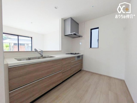 �L�b�`�� �`Kitchen�`�J�E���^�[�L�b�`���@���l�ڐ��̂�������ԁB�J�E���^�[�L�b�`���B�Ǝ������Ȃ�������q�l����ڂ𗣂��Ȃ��B���͂���l�l�ƒk�΂���B�J�E���^�[�L�b�`�������炱���\�ȓ���ł��B