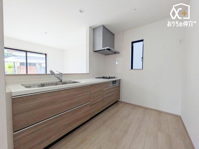 �L�b�`�� �`Kitchen�`�J�E���^�[�L�b�`���@���l�ڐ��̂�������ԁB�J�E���^�[�L�b�`���B�Ǝ������Ȃ�������q�l����ڂ𗣂��Ȃ��B���͂���l�l�ƒk�΂���B�J�E���^�[�L�b�`�������炱���\�ȓ���ł��B