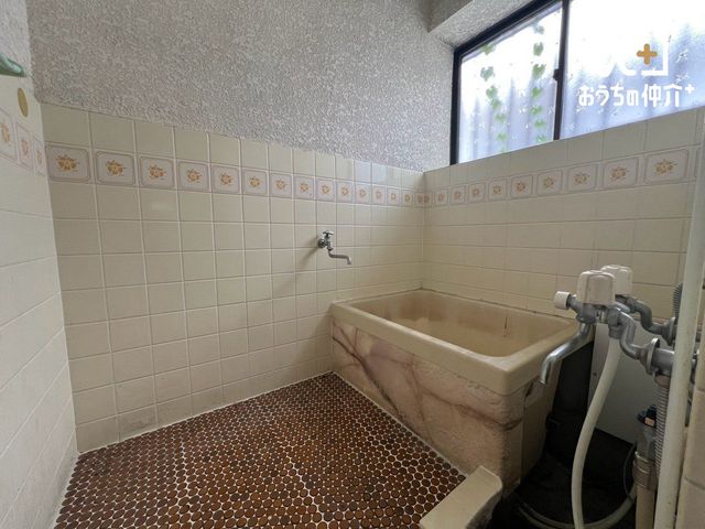 ���� �`�傫�ȑ��̂��閾�邢�o�X���[���`�傫�ȑ������Ă���A���C����������s���܂��B