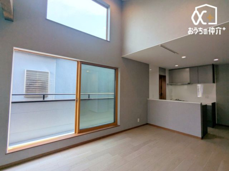 ���r���O �L�b�`������̌��ʂ����ǂ��A�����������Ƒ��Ƃ̉�b���e�ރ��r���O�B���q�l�̗l�q�������₷���A�����̉Ǝ���玙���X���[�Y�ɍs������S�̔z�u�ł��B