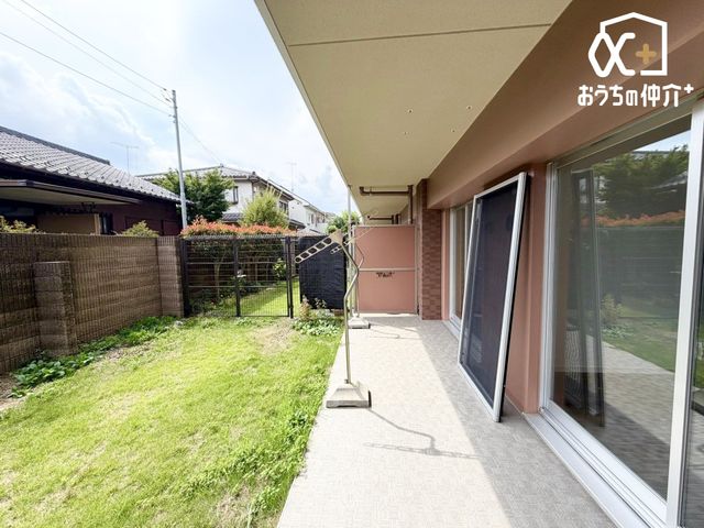 �o���R�j�[ 11.16m2�̍L�X�e���X�t���I1�K�Ȃ�ł͂̏㉺�K�ւ̉��̋C���˂����Ȃ����K�ȏZ���B�e���X�����p��ւƂȂ���A�J���I�ȕ�炵�������܂��B