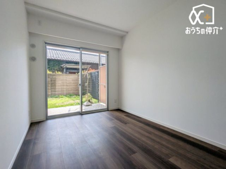 �q������ �q�������ɃI�X�X���ȗm���̗l�q�ł��B�o���R�j�[�ɖʂ��Ă��邽�ߊ��C�����₷���B���邳���\���Ȃ������ł��B