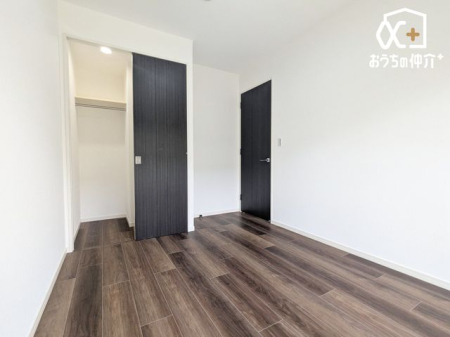 �q������ �q�������ɃI�X�X����6���m���̗l�q�B�傫�߂̃N���[�[�b�g���t���Ă��邽�߁A���q�l�̕׋�����E�ߗޓ����֗��Ɏ��[�\�ł��B