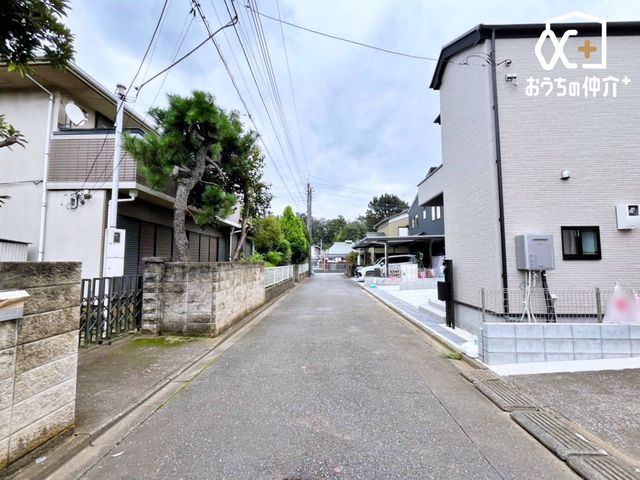 ���̑� ������悤�Ȑ��w�i�ɁA���X�ƘȂޓ@��́A���z�̉��b�𑶕��Ɏ󂯂�B�L�т₩�ŊJ���I�Ȓ��]�ƁA�����Ղ�ƍ~�蒍���z���ɁA�����ɏZ�܂��ґ�������Ǝ������Ē����܂�