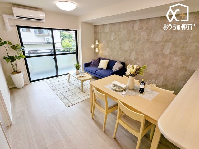 ���r���O �쓌�����̑傫�ȑ�����L���Ȏ��R�����������ޖ��邢���r���O�B�Ƒ����W����Ԃ�D�����Ƃ炵�A������S�n�悭�ʂ�܂��B�J�������ӂ�邨�����ŁA�������Ƃ����ґ�Ȏ��Ԃ����߂������������܂��B