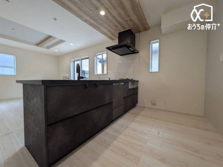 �L�b�`�� �`Kitchen�`�J�E���^�[�L�b�`���@���l�ڐ��̂�������ԁB�J�E���^�[�L�b�`���B�Ǝ������Ȃ�������q�l����ڂ𗣂��Ȃ��B���͂���l�l�ƒk�΂���B�J�E���^�[�L�b�`�������炱���\�ȓ���ł��B