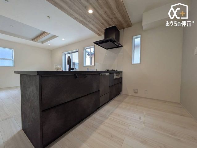 �L�b�`�� �`Kitchen�`�J�E���^�[�L�b�`���@���l�ڐ��̂�������ԁB�J�E���^�[�L�b�`���B�Ǝ������Ȃ�������q�l����ڂ𗣂��Ȃ��B���͂���l�l�ƒk�΂���B�J�E���^�[�L�b�`�������炱���\�ȓ���ł��B
