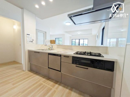 �L�b�`�� �`Kitchen�`�����g���L�b�`�������炱���A�H���̏������y�������ԂɁA�Z�������ł��X���[�Y�ɖ��ʂȂ���Ƃł���A���������ȒP�ɂł���ȂǁA�������y��������L�b�`���X�y�[�X�Ɏd�グ�܂����B