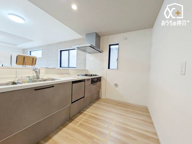 �L�b�`�� �`Kitchen�`�����g���L�b�`�������炱���A�H���̏������y�������ԂɁA�Z�������ł��X���[�Y�ɖ��ʂȂ���Ƃł���A���������ȒP�ɂł���ȂǁA�������y��������L�b�`���X�y�[�X�Ɏd�グ�܂����B
