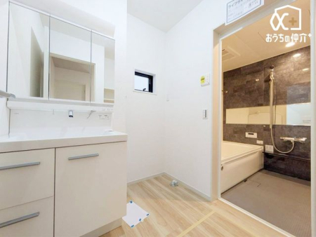 ���ʑ�E���ʏ� �`Wash room�`�O�ʋ��^�C�v�̐��ʉ��ϑ�ł��B���̗�������o���ɂ���������[�ł���̂ŃX�^�C���b�V���ȋ�Ԃ�ۂĂ܂��I