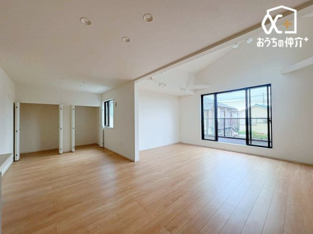 ���r���O �傫�ȑ����炽���Ղ�z�����������ޖ��邢���r���O�B�Ƒ��c���⃊���b�N�X�^�C���ɍœK�ȊJ�������ӂ���Ԃł��B