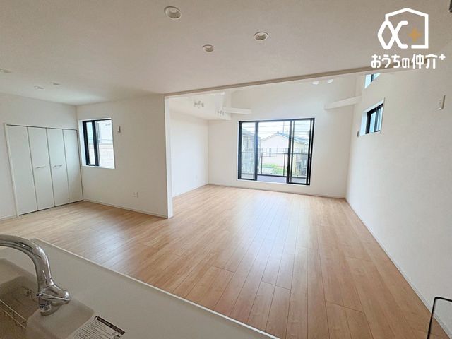 ���r���O 18.5�����r���O�̗l�q�ł��B�Ƒ������R�ƏW�܂��Ԃ̃��r���O�́A�o���R�j�[������g�����z�˂����������ރ��r���O�ł��B