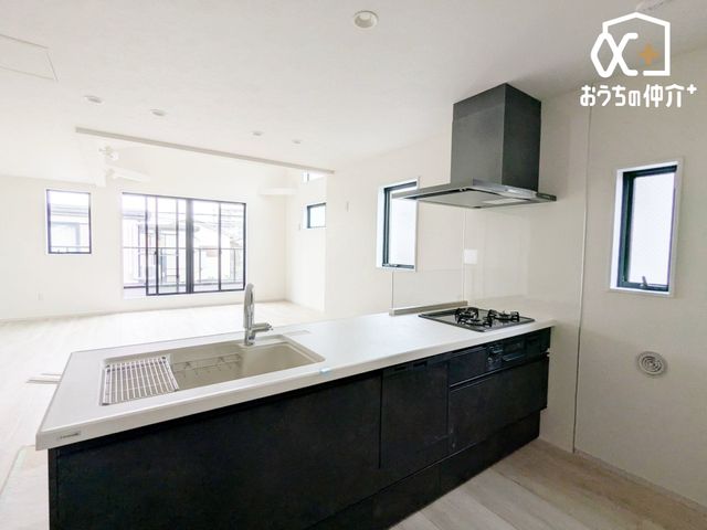 �L�b�`�� �������Ȃ��炲�Ƒ��̂��炪�����L�b�`���ł��B�����������q�l�̗l�q���킩��̂ŁA���S���Ă������Ɏ��g��ł��������܂��B�������΂ɂ��邩���b�����R�ƒe�݂܂��B