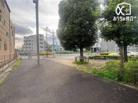 ���n�y�n�ʐ^ ������悤�Ȑ��w�i�ɁA���z�̉��b�𑶕��Ɏ󂯂�B�L�т₩�ŊJ���I�Ȓ��]�ƁA�����Ղ�ƍ~�蒍���z���ɁA�����ɏZ�܂��ґ�������Ǝ������Ē����܂��B