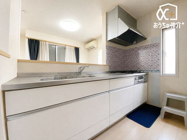 �L�b�`�� �L�b�`���ƃ_�C�j���O�𕪂��A�H��◿���̎󂯓n�������₷���Ζʎ��B���������Ȃ���Ƒ��ƃR�~���j�P�[�V���������܂��B���C�ɓ���̎G�݂�A���őf�G�ȃJ�t�F�̂悤�ȋ�ԉ��o���y���߂܂��B