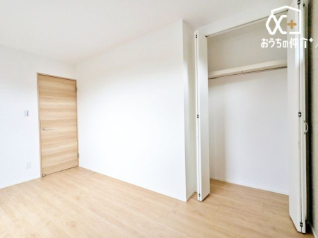 �q������ �q�������ɃI�X�X����5.8���m���̗l�q�B��e�ʂ̃N���[�[�b�g���t���Ă��邽�߁A���q�l�̕׋�����E�ߗށE�Q����֗��Ɏ��[�\�ł��B