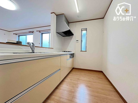 �L�b�`�� �Ƒ��Ɖ�b���y���߂�L�b�`���ł��B�������΂ɂ��邩��A��b�����R�Ƃ͂��݂܂��B�܂��A���r���O�̗l�q���킩��̂ň��S���č�ƂɏW���ł��܂��ˁB