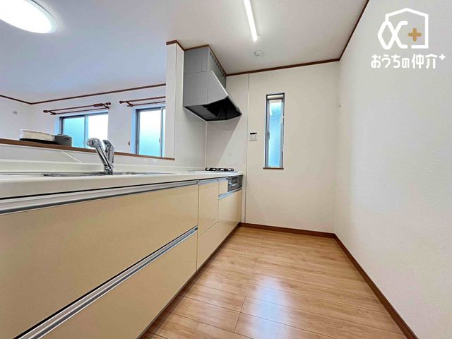 �L�b�`�� �Ƒ��Ɖ�b���y���߂�L�b�`���ł��B�������΂ɂ��邩��A��b�����R�Ƃ͂��݂܂��B�܂��A���r���O�̗l�q���킩��̂ň��S���č�ƂɏW���ł��܂��ˁB