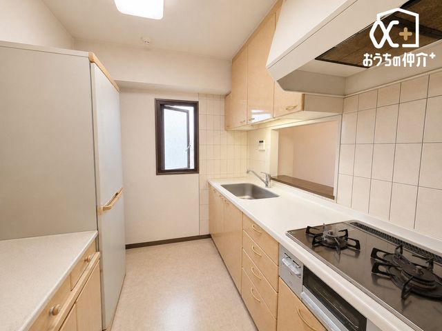 �L�b�`�� ���[�������L�b�`���͒�������H�ނ��������萮���ł��A��ƌ������A�b�v�B�����ڂ��X�b�L�����A�����̗��������K�ɂȂ�܂��B��AI�摜�����ɂ�鎺�����C���[�W�����ʐ^�ł��B