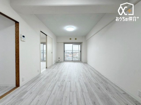 ���r���O �Ƒ��̏Ί炪�W���L�X���r���O�B�㎿�ȃf�U�C���Ƌ@�\�������a�����ԂŁA���z�̕�炵�������B