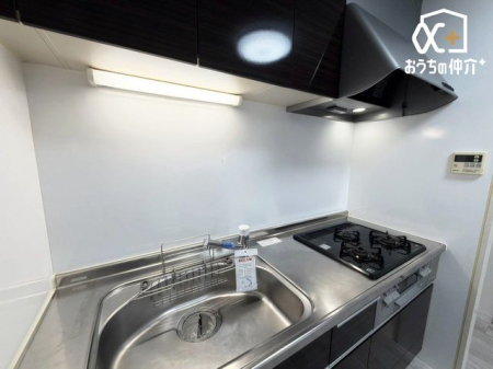 �L�b�`�� ��ƂɏW���ł���Ǖt���L�b�`���B�܂��A�ڂ̑O�ɕǂ����邱�Ƃɂ���ĉ���̔�юU��Ȃǂ��C�ɂ����ɍ�Ƃ��ł���Ƃ��������b�g������܂��B