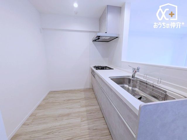 �L�b�`�� �L�b�`���ƃ_�C�j���O�𕪂��A�H��◿���̎󂯓n�������₷���Ζʎ��B���������Ȃ���Ƒ��ƃR�~���j�P�[�V���������܂��B���C�ɓ���̎G�݂�A���őf�G�ȃJ�t�F�̂悤�ȋ�ԉ��o���y���߂܂��B