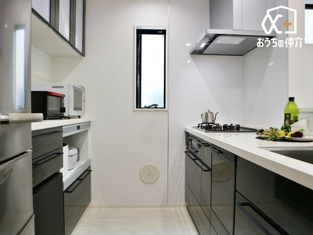 �L�b�`�� �g������̗ǂ��V�X�e���L�b�`�����̗p�B�����X�y�[�X����[�͂ɗD��A�����̎藿�������K�ɃT�|�[�g���܂��B�o��������X���[�Y�ŎU�炩�肪���ȃL�b�`��������������萮���܂��B