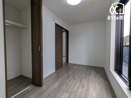 �q������ �q�������ɃI�X�X����5.06���m���̗l�q�B�傫�߂̃N���[�[�b�g���t���Ă��邽�߁A���q�l�̕׋�����E�ߗޓ����֗��Ɏ��[�\�ł��B
