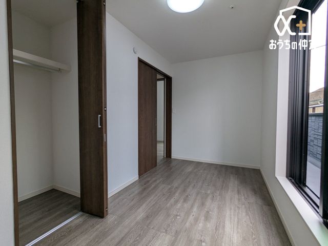 �q������ �q�������ɃI�X�X����5.06���m���̗l�q�B�傫�߂̃N���[�[�b�g���t���Ă��邽�߁A���q�l�̕׋�����E�ߗޓ����֗��Ɏ��[�\�ł��B