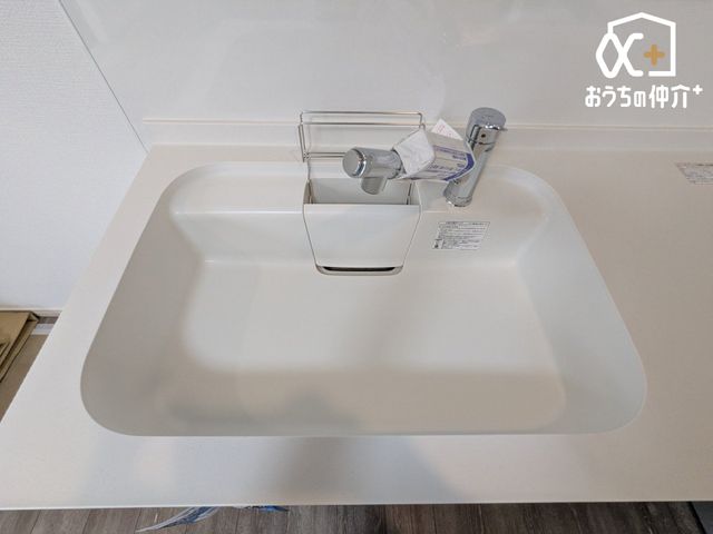 �L�b�`�� ��ƂɏW���ł���Ǖt���L�b�`���B�܂��A�ڂ̑O�ɕǂ����邱�Ƃɂ���ĉ���̔�юU��Ȃǂ��C�ɂ����ɍ�Ƃ��ł���Ƃ��������b�g������܂��B