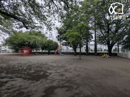 ���ӊ� �k�������� �k��19���B����������w�k�����w�x����k�������̉w�߂̌����ł��B�w����߂��̂ɑ傫�ȕ~�n���m�ۂ���A�싅������݂���Ă��܂��B 1490m