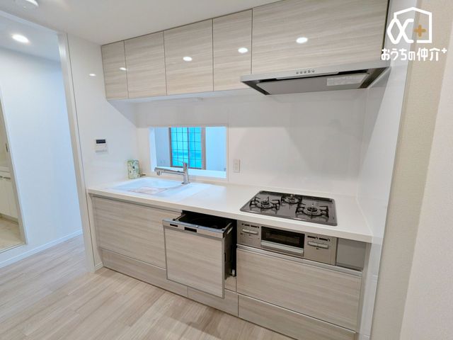 �L�b�`�� �`Kitchen�`�J�E���^�[�L�b�`���@���l�ڐ��̂�������ԁB�J�E���^�[�L�b�`���B�Ǝ������Ȃ�������q�l����ڂ𗣂��Ȃ��B���͂���l�l�ƒk�΂���B�J�E���^�[�L�b�`�������炱���\�ȓ���ł��B