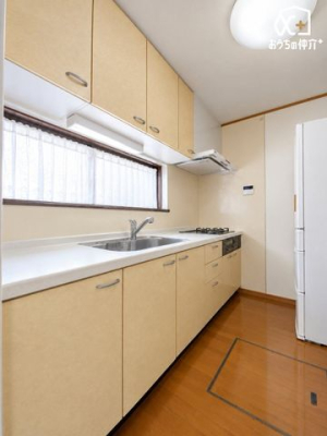 �L�b�`�� ��ƂɏW���ł���Ǖt���L�b�`���B�܂��A�ڂ̑O�ɕǂ����邱�Ƃɂ���ĉ���̔�юU��Ȃǂ��C�ɂ����ɍ�Ƃ��ł���Ƃ��������b�g������܂��B��AI�摜�����ɂ��󎺏�Ԃ��C���[�W�����ʐ^�ł��B