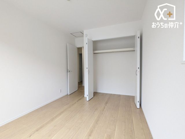 �q������ �q�������ɃI�X�X����6���m���̗l�q�B��e�ʂ̃N���[�[�b�g���t���Ă��邽�߁A���q�l�̕׋�����E�ߗށE�Q����֗��Ɏ��[�\�ł��B