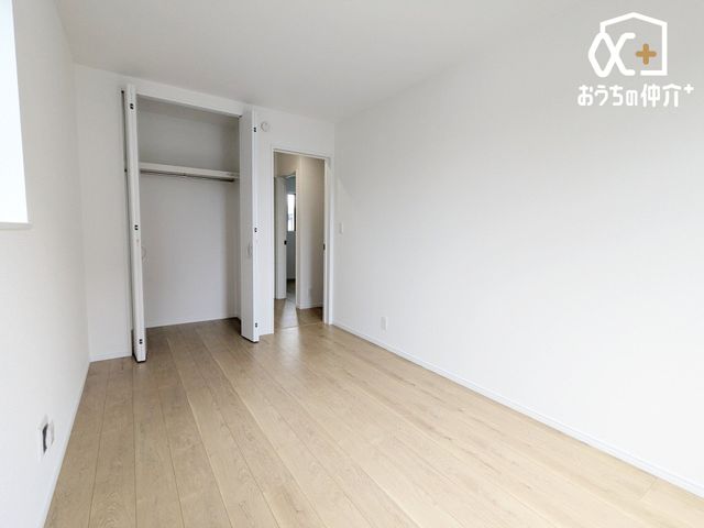 �Q�� �N���[�[�b�g�t���̐Q���̗l�q�ł��B�o���R�j�[������̒g���ȗz�˂��ƁA���[�͂��L�x�ȃE�H�[�N�C���N���[�[�b�g���t���Ă���Q���́A���X�̕�炵������w�L���ȕ��֕ς��Ă���܂��B