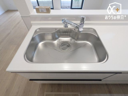 �L�b�`�� �������Ȃ��炲�Ƒ��̂��炪�����L�b�`���ł��B�����������q�l�̗l�q���킩��̂ŁA���S���Ă������Ɏ��g��ł��������܂��B�������΂ɂ��邩���b�����R�ƒe�݂܂��B